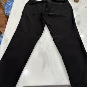 Lululemon  Utilitech 5 pocket in BLACK.  34/32 excellent condition